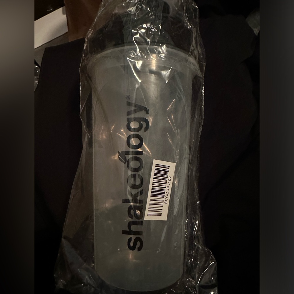 New in Plastic!  Beach Body Shakeology Shaker Cup 25‎ oz